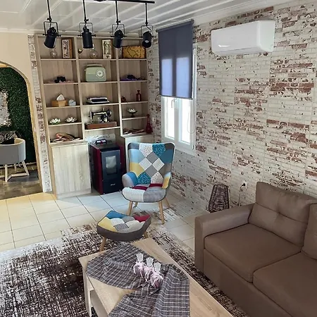 De La Alykes Apartment